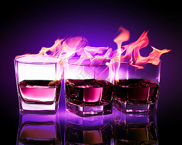 三杯燃烧的紫色苦艾酒图片