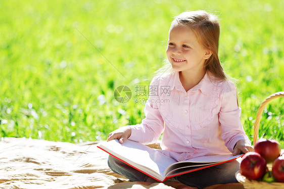 孩子带着书夏天的公园野餐公园里的女孩图片