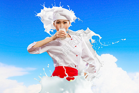亚洲女厨师抗牛奶飞溅亚洲女厨师牛奶溅红色围裙与颜色背景饮用牛奶图片