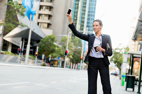 商务女抓出租车的肖像轻的商业妇女城市乘出租车的肖像图片