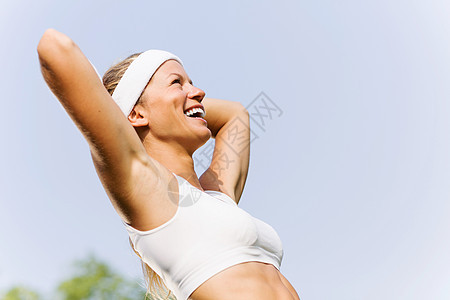 户外锻炼轻迷人的运动女孩穿着白色运动服公园图片