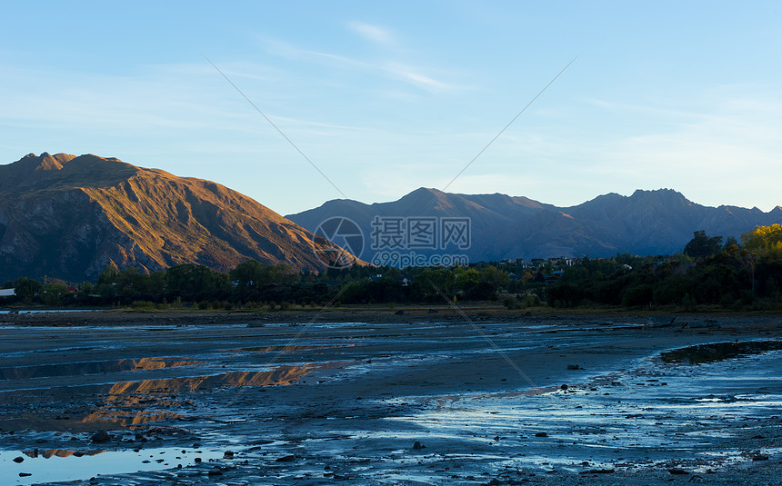 风景如画新西兰阿尔卑斯山湖泊的自然景观图片