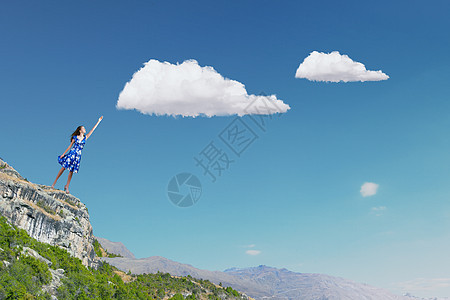 快乐的轻女人梦想天空中飞翔自由的伟大日子图片