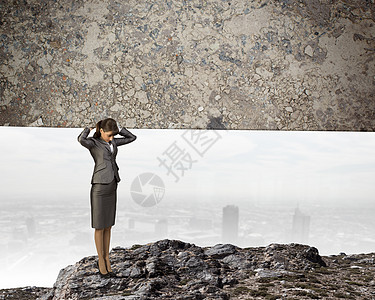 女人背石头压力图片图片