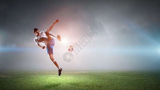 足球运动员击球体育场球的足球运动员图片