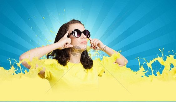 积极的青少轻的少女戴着太阳镜黄色衬衫图片