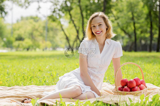 带苹果的女孩夏天公园里带着苹果的轻漂亮女人图片