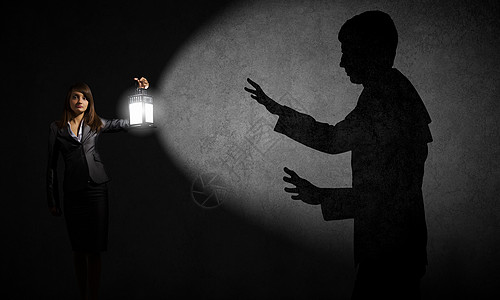 灯笼中秋迷失的女人轻漂亮的女商人黑暗中着灯笼背景