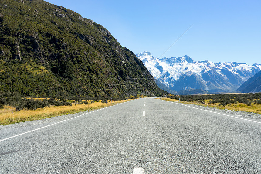 风景如画新西兰阿尔卑斯山道路的自然景观图片