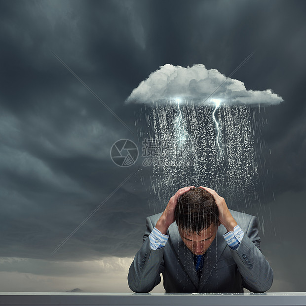 生意上的失败沮丧的轻商人坐雨下湿漉漉的
