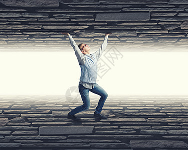 被困两堵墙的轻麻烦商人压力下背景图片