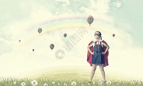 小超级英雄可爱的学龄女孩穿着超级英雄的服装图片