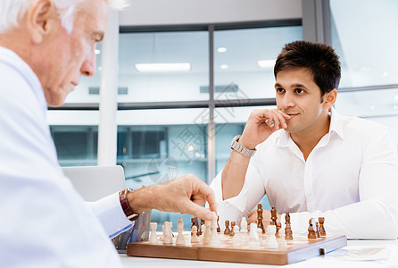 两个商人办公室里下棋战略游戏图片
