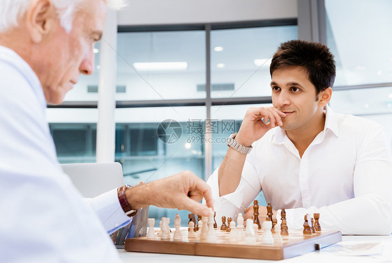两个商人办公室里下棋战略游戏图片