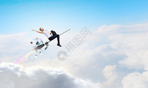 女孩乘扫帚飞快乐的轻女人扫帚上飞翔图片