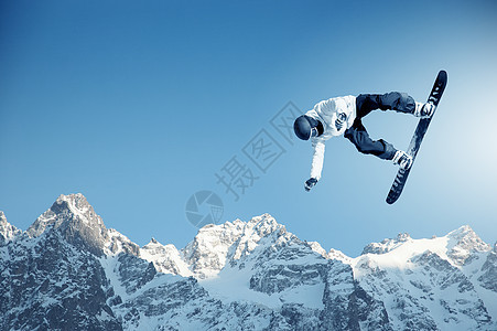 滑雪板滑雪者晴朗的天空中跳得很高图片