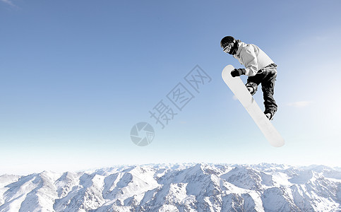 滑雪者晴朗的蓝天上跳高滑雪运动背景图片