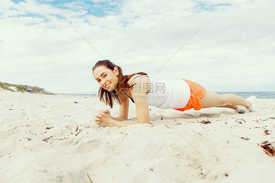 轻的女人独自外的海滩上训练图片