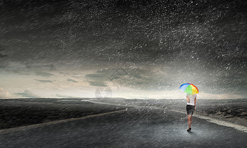 带雨伞的女商人带着五颜六色的雨伞的女商人的背景图片