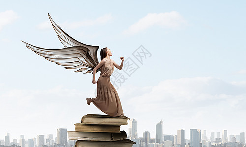 穿裙子的天女孩迷人的女人后带着天的翅膀奔跑背景图片