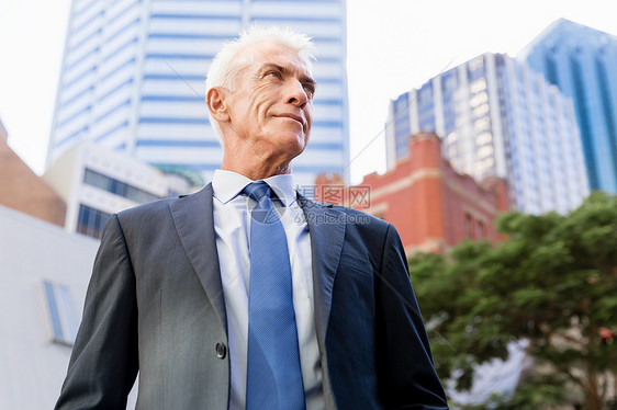 户外自信商人的肖像穿西装户外自信商人的肖像图片