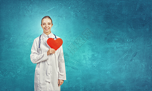 健康的心脏轻的女医生手里着红心图片