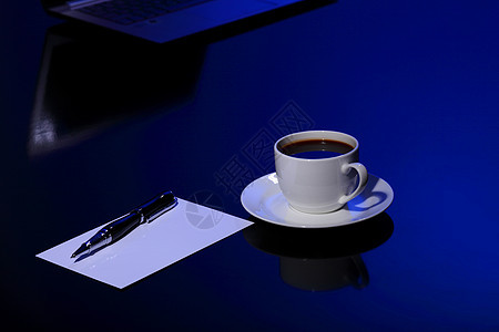 办公桌上放着钢笔杯咖啡图片