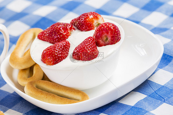 早餐包括各种糕点新鲜草莓图片