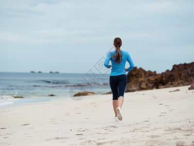 运动的轻女人海边跑步图片