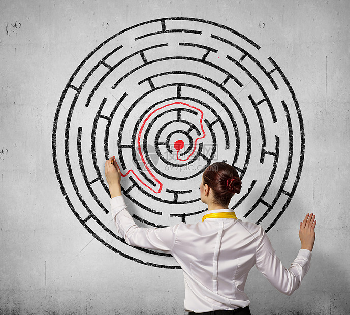 女商人解决迷宫问题轻女商人试图迷宫中找出路的背形象