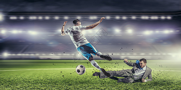 商人球员为球而战穿着西装的轻商人体育场踢足球图片