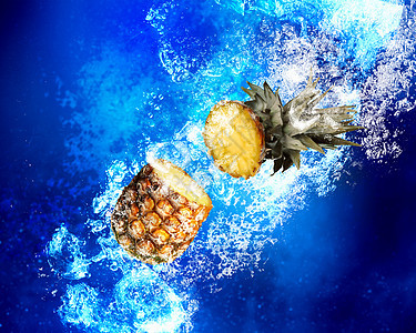 多汁健康新鲜菠萝清澈的蓝色水中飞溅图片