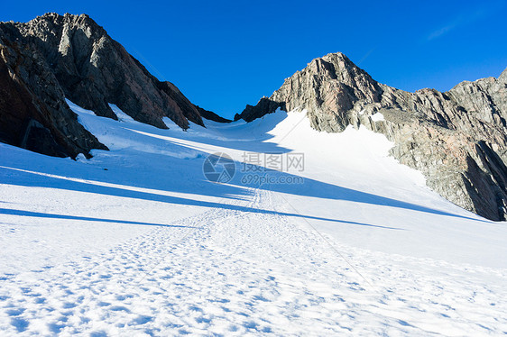 山峰山景雪,蓝天清澈图片