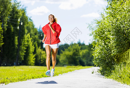 运动女孩轻迷人的女人户外跑步的形象图片