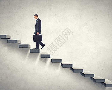 轻的商人走楼梯上,代表着成功的上职业阶梯图片