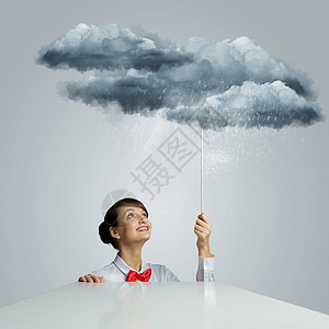 下着雨的女人轻的女人看着雨云图片