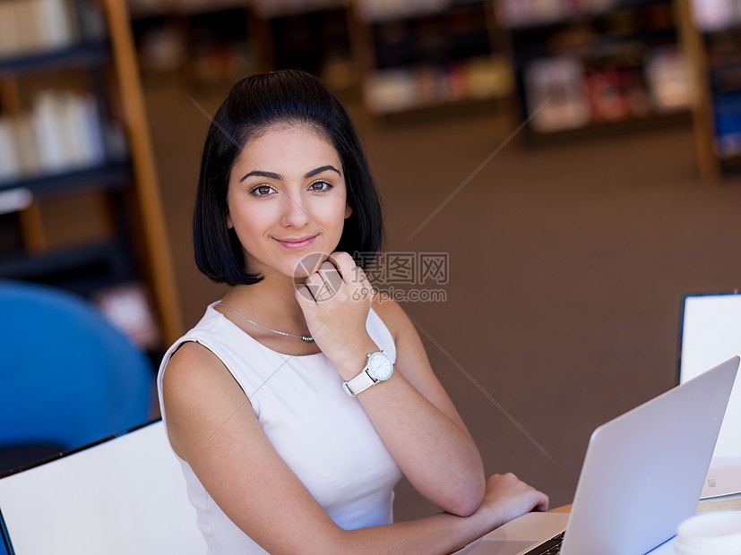 图书馆里快乐的女学生快乐的轻女学生图书馆自图片