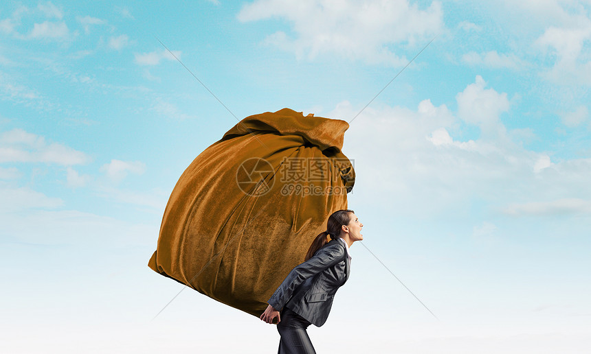 女商人背着沉重的大袋子送货们的工作
