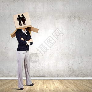 盒子包装设计带盒子的女人自信的女商人头上戴着纸箱背景