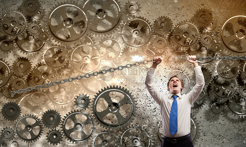 权势的商人轻强壮的商人用手撕金属链