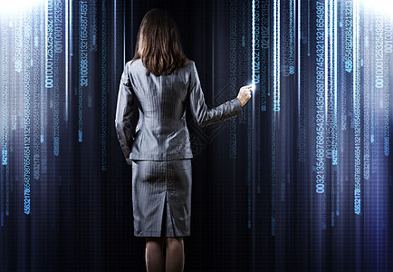 数字存储媒体计算女商人触摸数字屏幕图标的后视镜背景