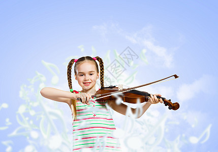 拉小提琴的女孩可爱的女孩蓝色背景下拉小提琴的形象图片