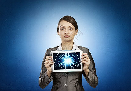女人着带大脑的平板电脑精神能力图片