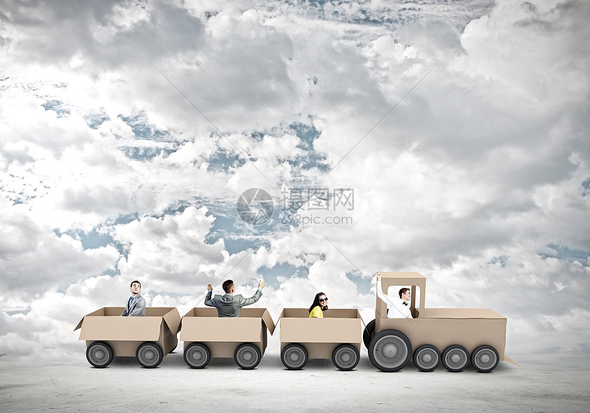 商业中的互动商人乘坐纸箱火车队合作的图片