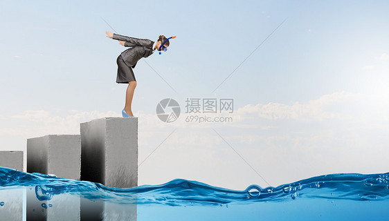 女商人潜水员穿着西装潜水具的轻女商人水里跳跃图片