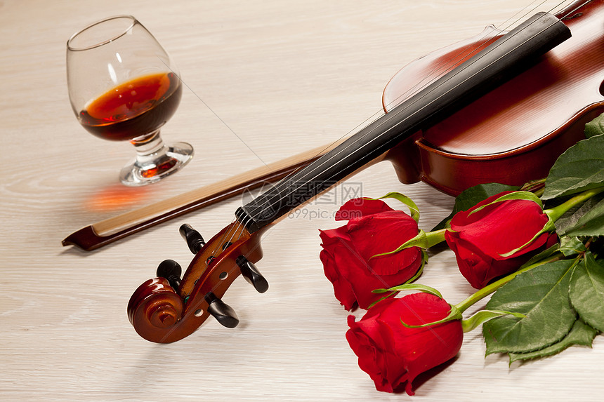红玫瑰小提琴桌子上红玫瑰小提琴图片