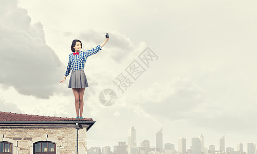 带照片相机的女孩轻漂亮的女人用复古相机拍自拍照片图片