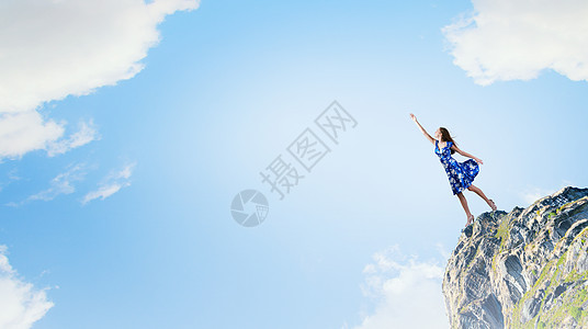 快乐的轻女人梦想天空中飞翔自由的伟大日子图片