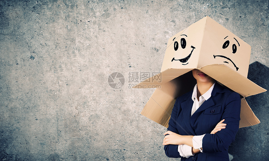 头上戴盒子的女人女商人戴着纸箱头上带着微笑