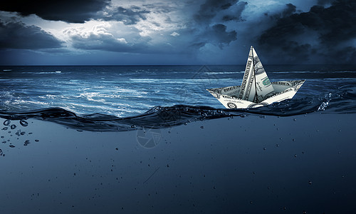 纸船纸船漂浮波涛汹涌的海上背景图片